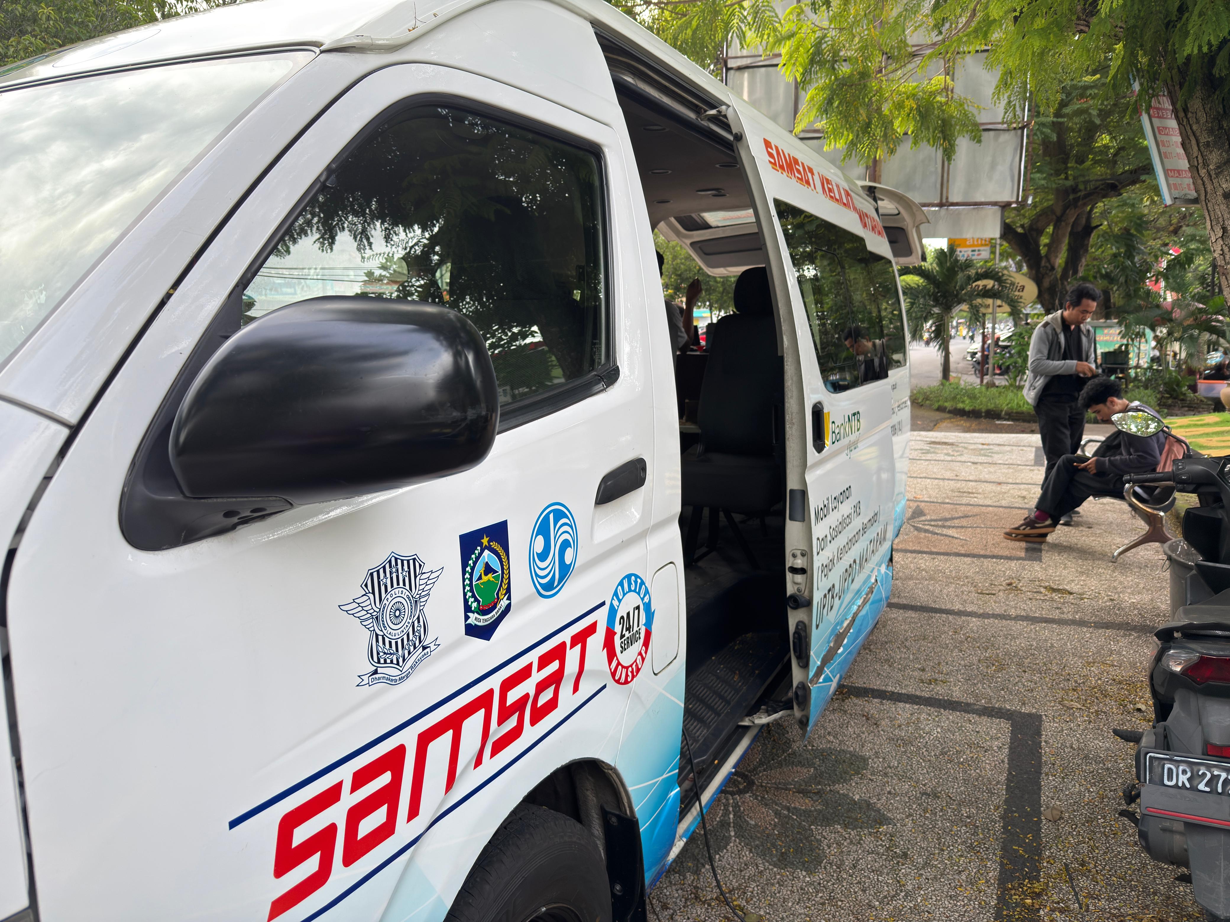 Sejumlah warga memanfaatkan Mobil Samsat Keliling, untuk membayar pajak kendaraan bermotor (PKB) yang terparkir, di depan kantor Bapenda NTB, beberapa waktu lalu. 