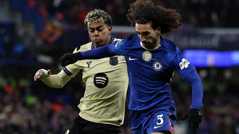 Marc Cucurella (kanan) tampil sangat impresif saat Chelsea mengalahkan Barcelona 3-0. (Chelsea FC via Getty Images)