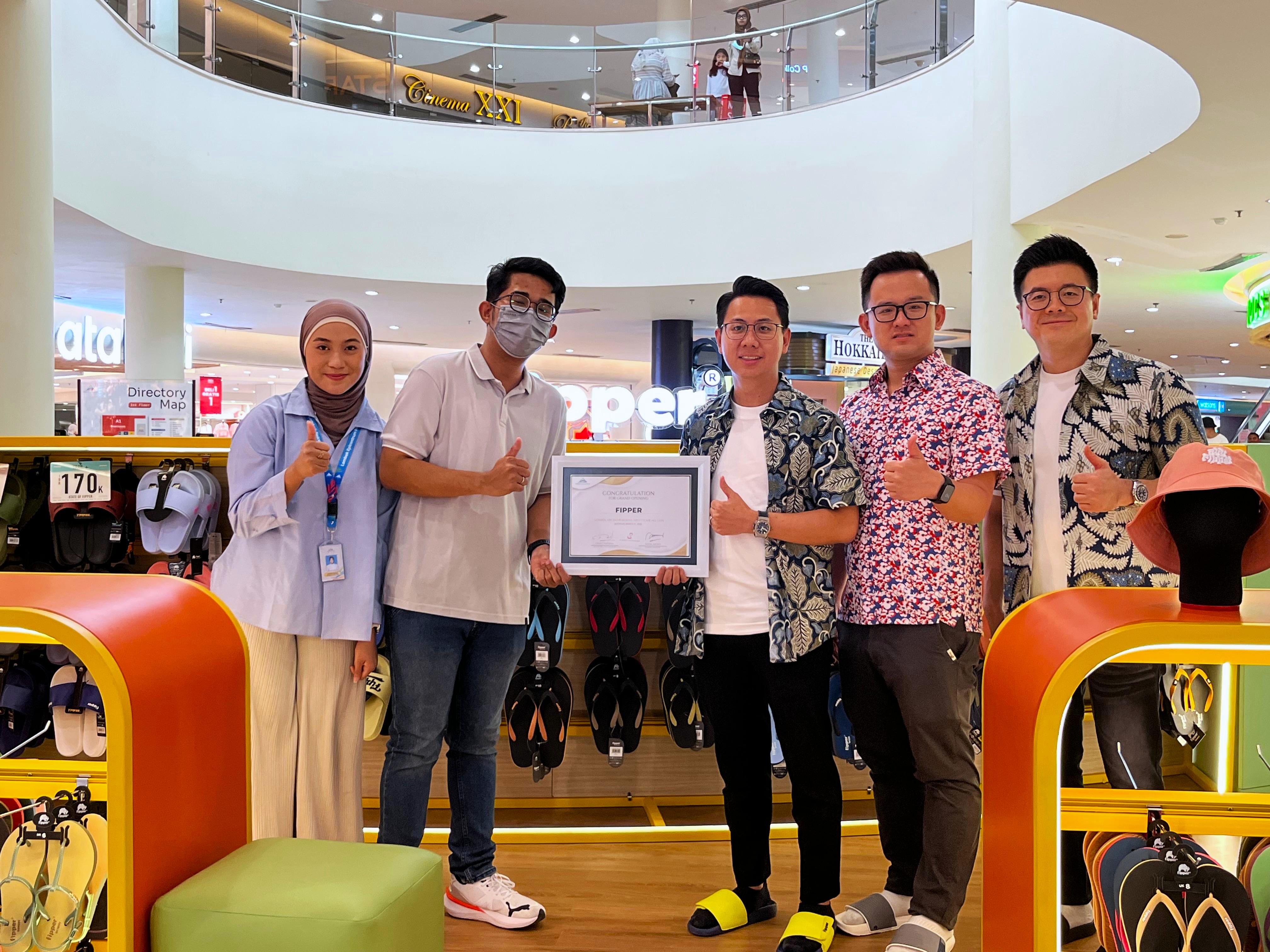 Manajemen LEM menyerahkan sertifikat pembukaan gerai pada pihak Fipper usai grand opening, Sabtu (14/3).