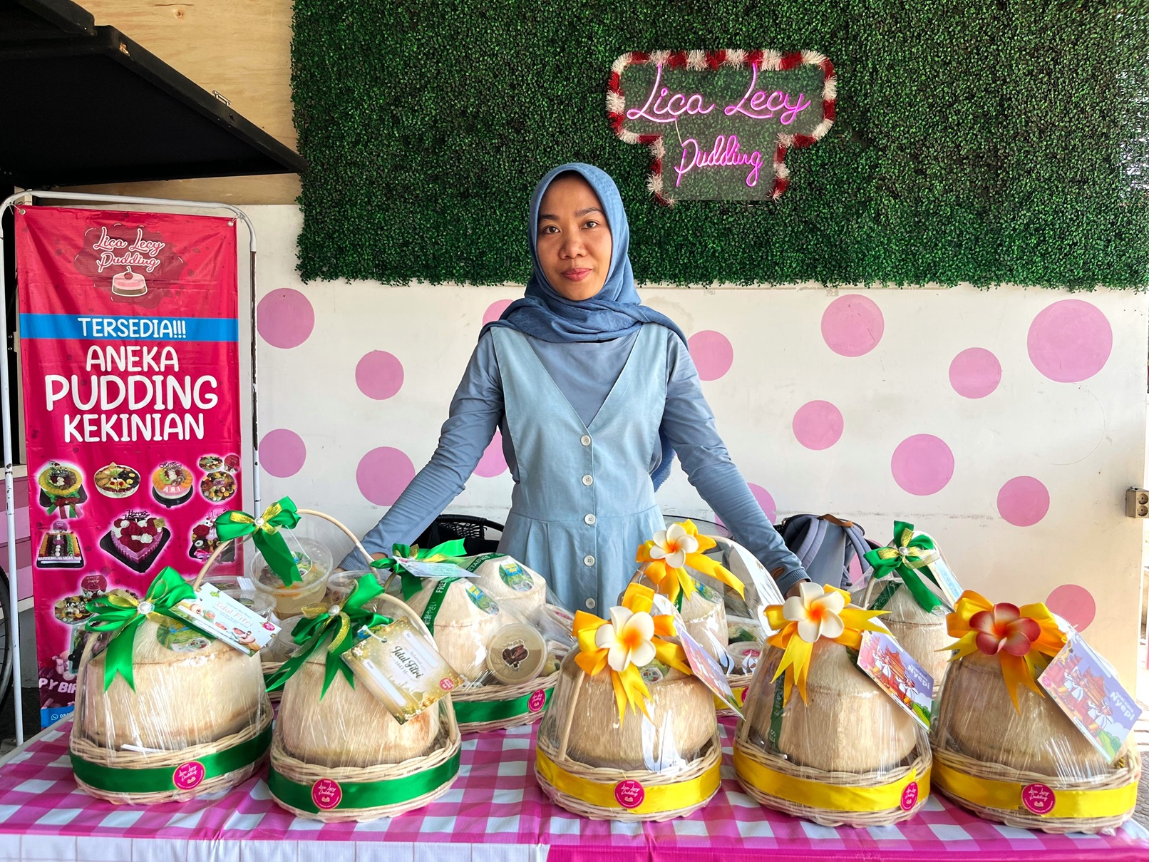JADI PRIMADONA: Owner Lica Lecy Pudding Afila Hardiyanti menunjukkan hampers degan jelly yang bisa jadi bingkisan jelang lebaran.