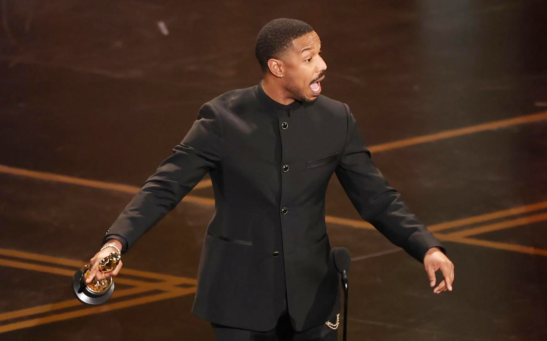 Michael B. Jordan menerima penghargaan Aktor Terbaik pemeran utama film &ldquo;Sinners&rdquo; di atas panggung pada Academy Awards ke-98 di Dolby Theatre, Hollywood. (Patrick T. Fallon/AFP)