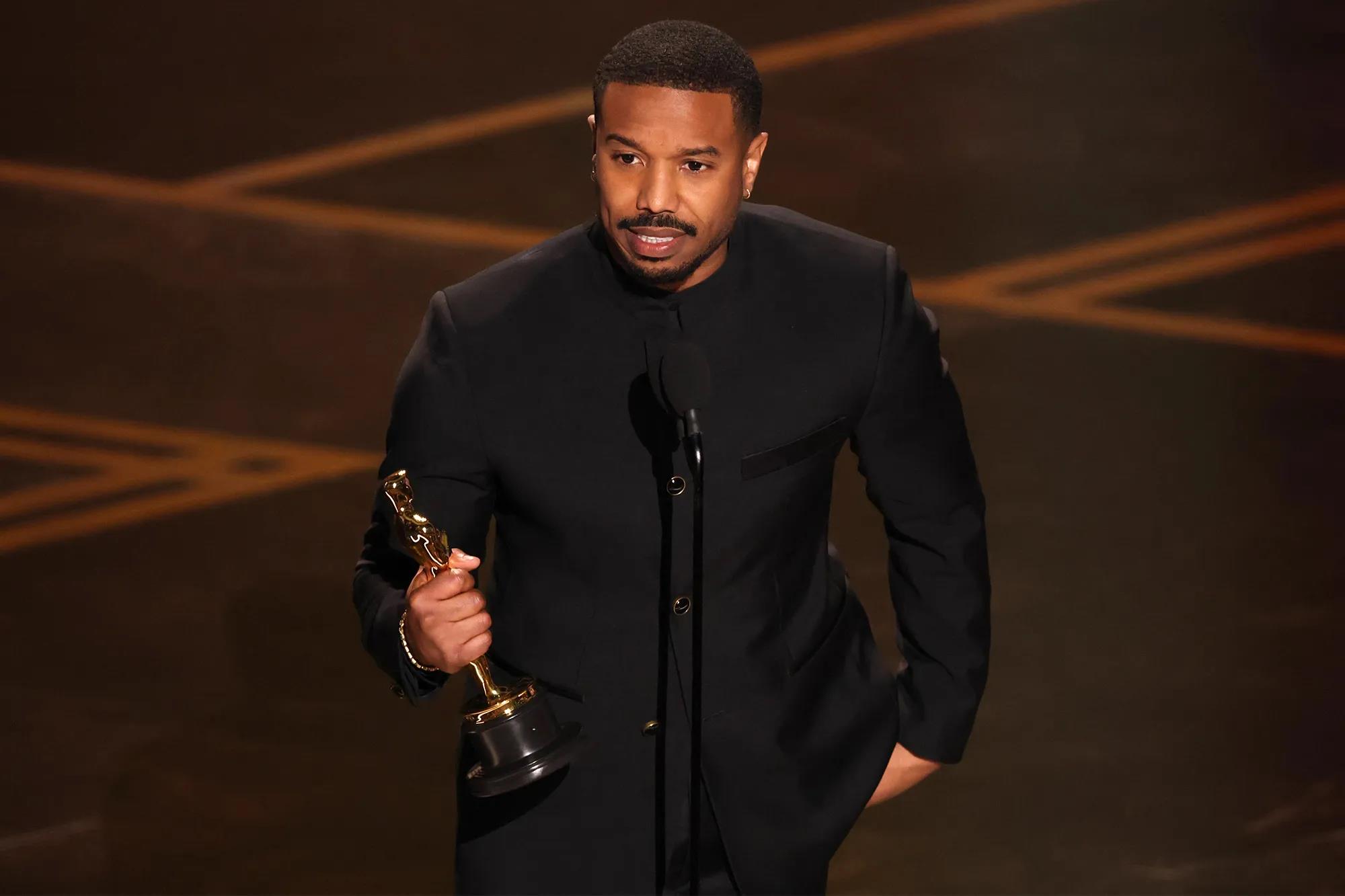 Michael B. Jordan berhasil menyabet trofi aktor terbaik. (Patrick T. Fallon/AFP via Getty)