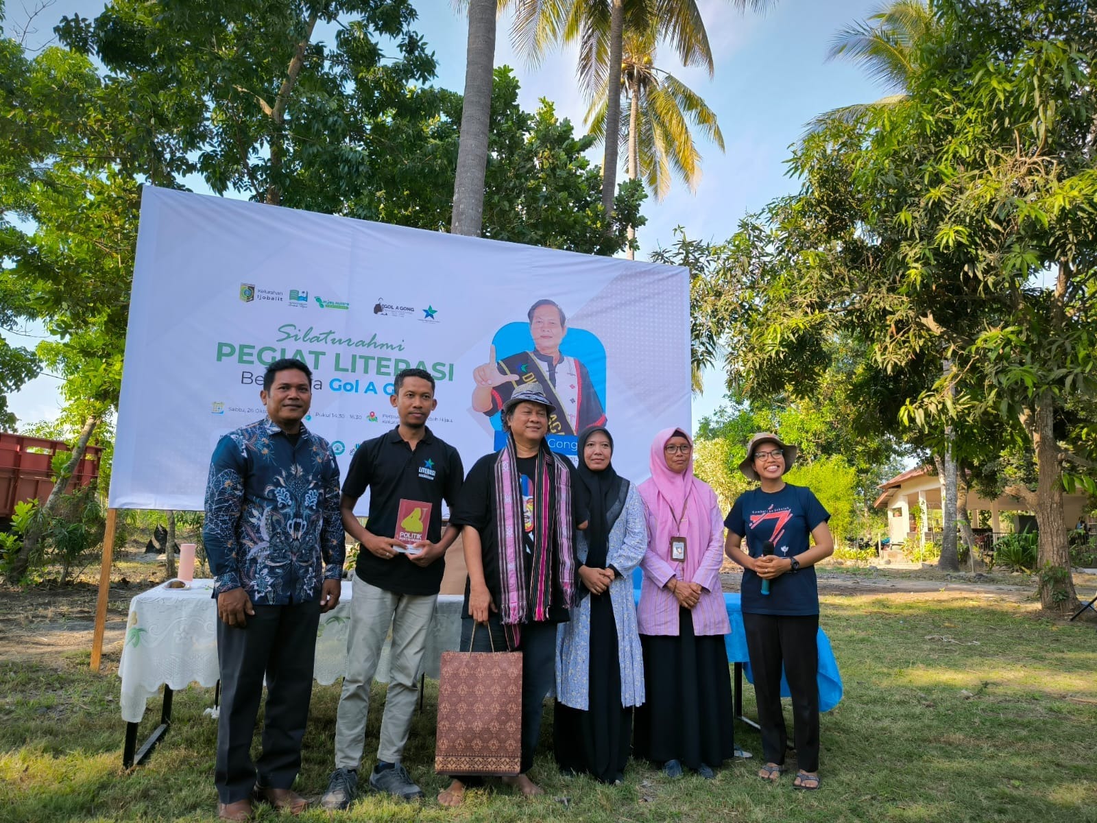 PERPUSTAKAAN LEMBAH HIJAU: Lalu Abdul Fatah dua dari kiri saat menerima kunjungan dari Gol A Gong , Duta Baca Indonesia pada beberapa waktu lalu di Perpustakaan Lembah Hijau