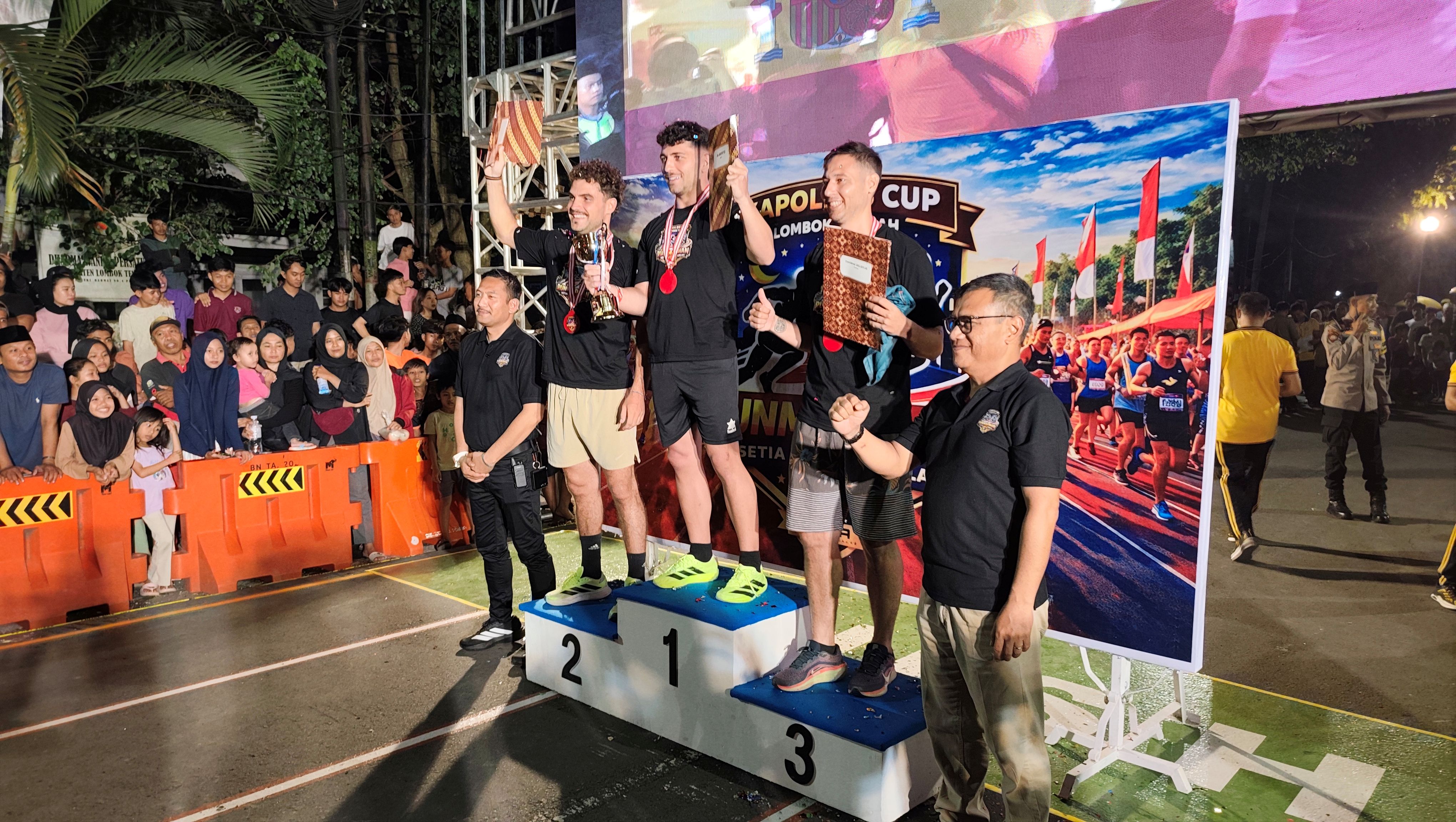 Kapolres Lombok Tengah AKBP Eko Yusmiarto berfoto bersama para pemenang lomba lari sprint dalam event Kapolres Cup RUNmadhan 2026 di depan Mapolres setempat, Praya, Lombok Tengah, Minggu (15/3).