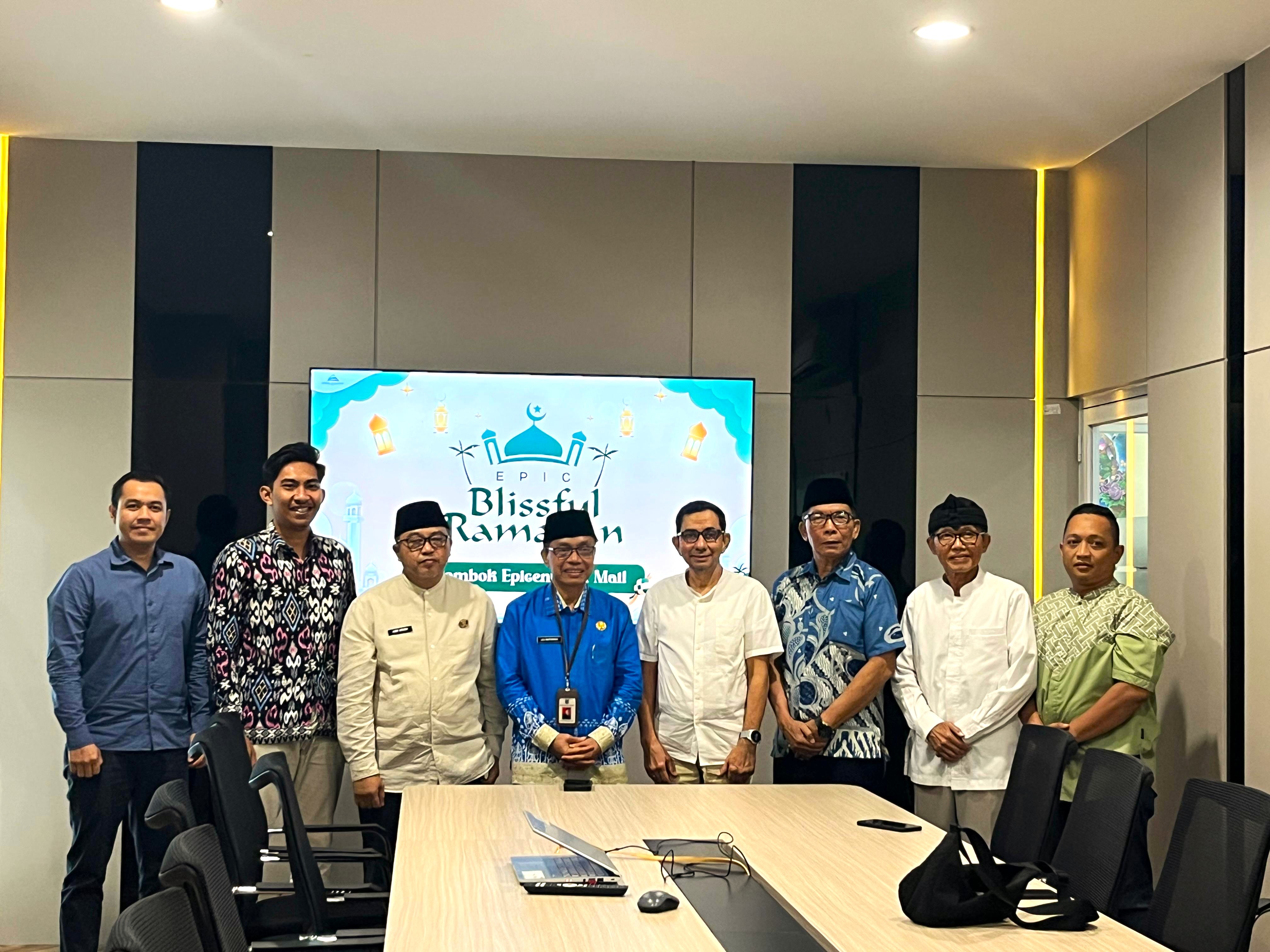 MATANGKAN KOORDINASI: GM LEM Salim Abdad (empat dari kanan) dan Asisten I Setda Kota Mataram, Lalu Martawang (empat dari kiri) bersama stakeholder terkait lainnya usai membahas persiapan salat Idulfit