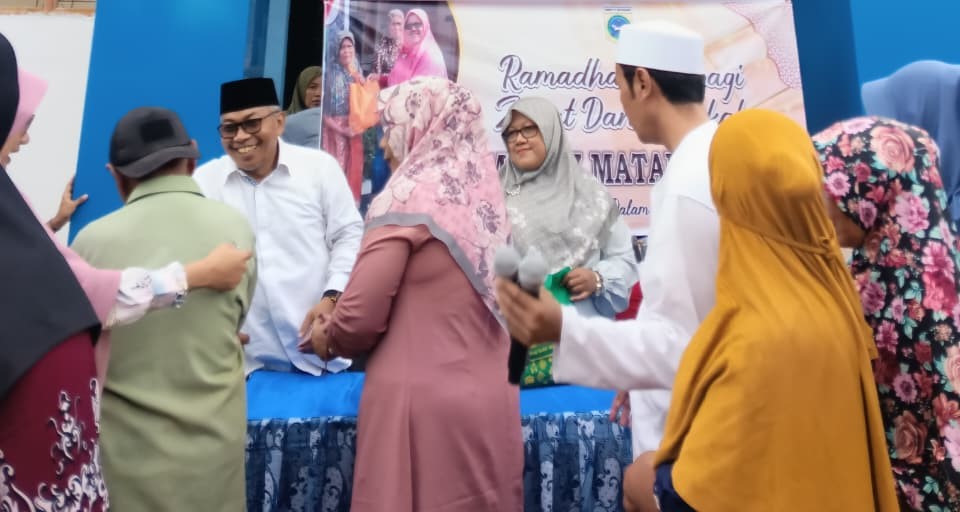 Kepala SMPN 17 Mataram Hartati Panca Mardikawati bersama ketua komite menyalurkan paket sembako kepada warga lingkungan sekitar sekolah, Sabtu lalu (14/3).