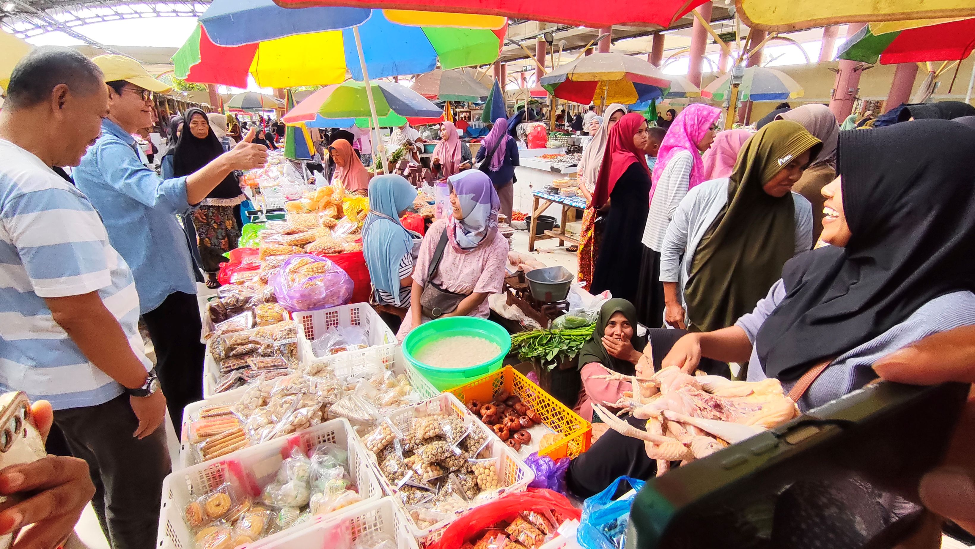 Wakil Bupati Loteng M Nursiah memantau perkembangan harga bahan pokok menjelang perayaan Idul Fitri 1447 Hijriah di Pasar Jelojok, Kopang, Lombok Tengah, Sabtu (14/3).