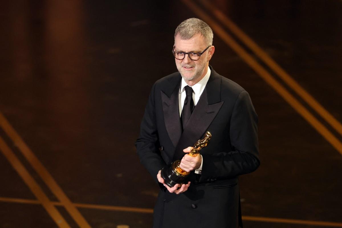 Paul Thomas Anderson menerima penghargaan Skenario Adaptasi Terbaik untuk film One Battle After Another di ajang Academy Awards ke-98 di Dolby Theatre, Hollywood. (Kevin Winter/Getty Images/AFP)