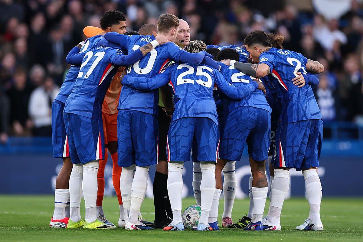 Wasit Paul Tierney dikerumuni oleh para pemain Chelsea sebelum pertandingan dimulai (Getty Images).
