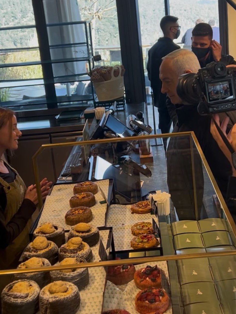 Momen Benjamin Netanyahu di kafe yang viral di media sosial, memicu polemik &ldquo;Coffeegate&rdquo; soal keaslian video dan dugaan deepfake AI.