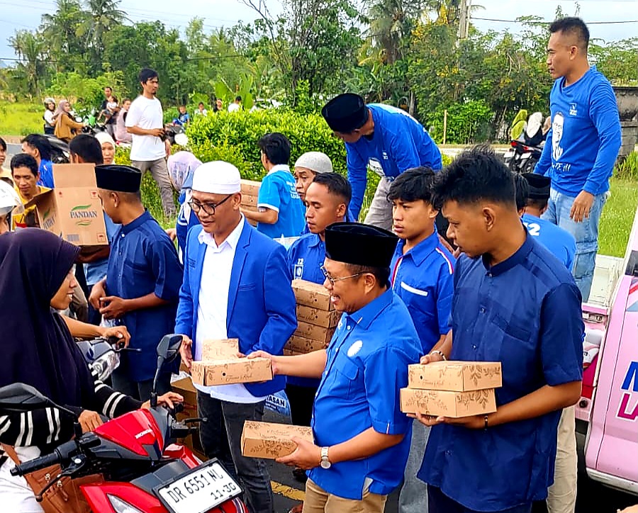 BERBAGI: Pengurus dan kader PAN Lombok Barat bersama Ketua DPW PAN NTB Lalu Ahmad Zaini membagikan paket takjil kepada pengendara di Bundaran GMS, Gerung, Lombok Barat, Sabtu (14/3).