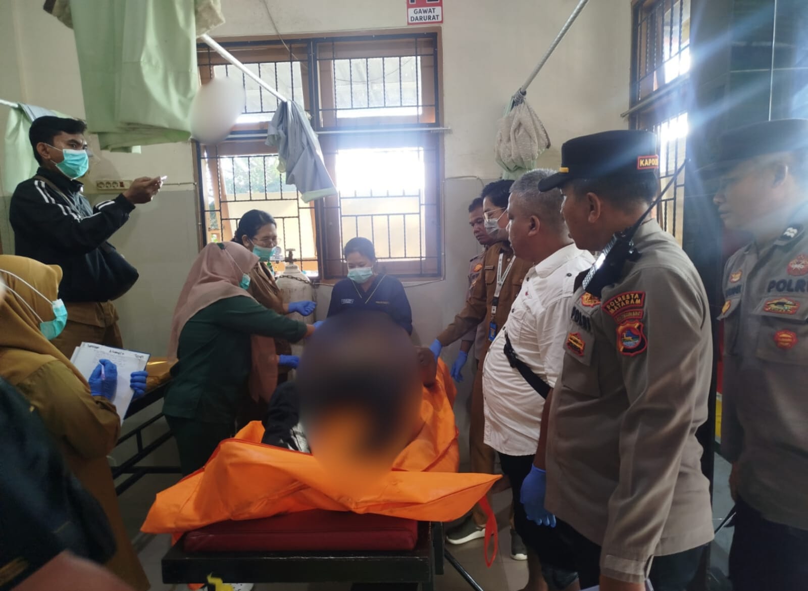 Polisi mengevakuasi mayat pria yang ditemukan meninggal di Sungai Remeneng, Narmada, Lombok Barat, Senin (16/3). 