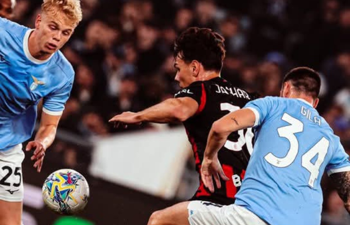 Pemain AC Milan Ardon Jas hari diapit 2 pemain Lazio. 
