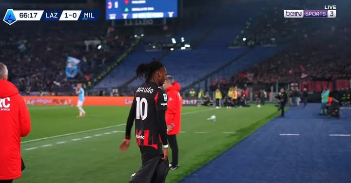 Rafael Leao tampak kesal saat ditarik keluar dalam laga Lazio vs AC Milan. 