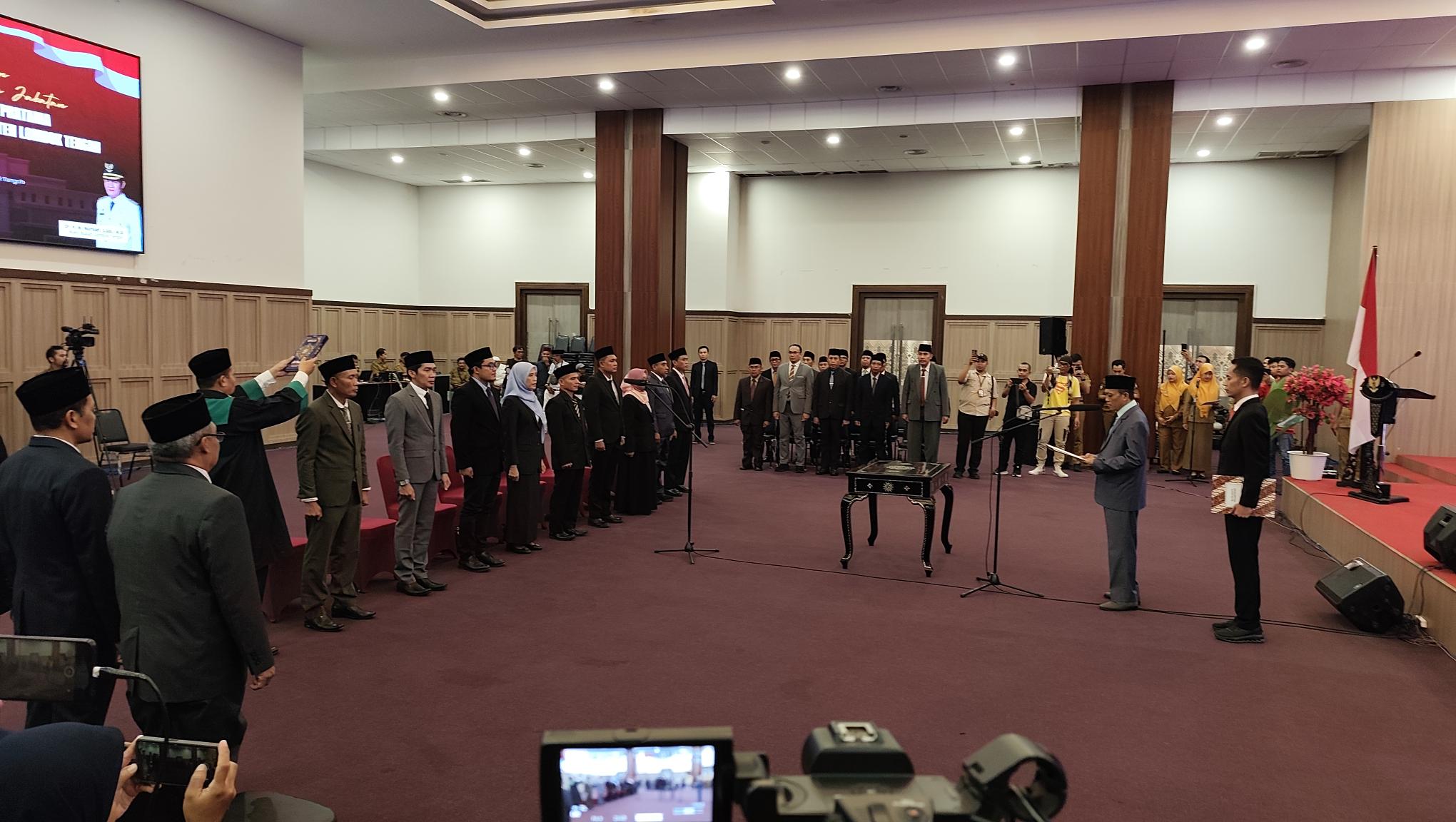 Bupati Lombok Tengah Lalu Pathul Bahri (dua kanan) mengambil sumpah jabatan sembilan pejabat eselon dua lingkup pemkab Lombok Tengah di ballroom kantor bupati, Senin (16/5).  