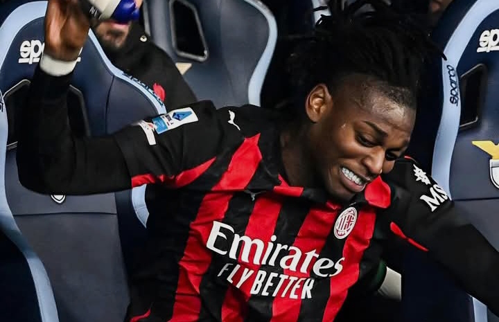 Rafael Leao, striker AC Milan membanting botol air minum sesaat setelah ditarik ke luar lapangan. 