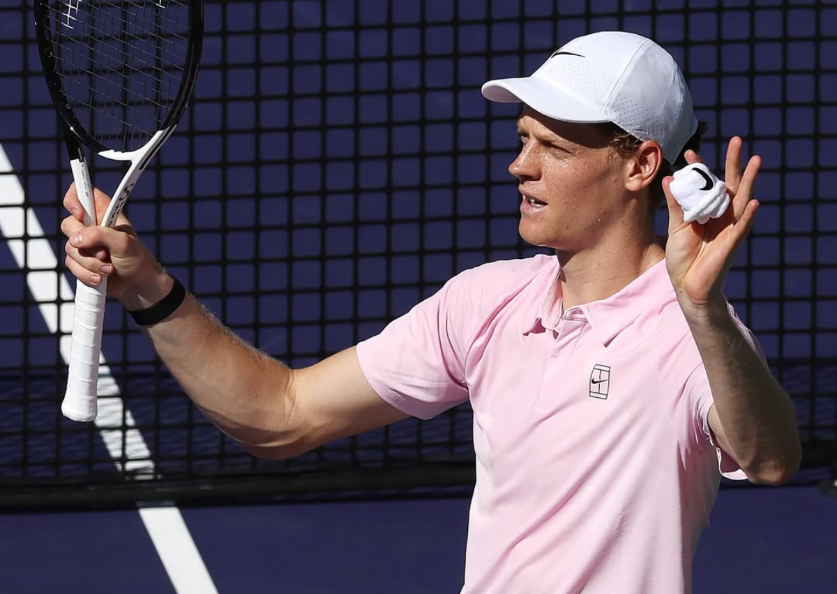 Jannik Sinner juara Indian Wells 2026 dan masuk klub eksklusif Federer-Djokovic dengan menyapu semua gelar besar turnamen tenis lapangan keras.