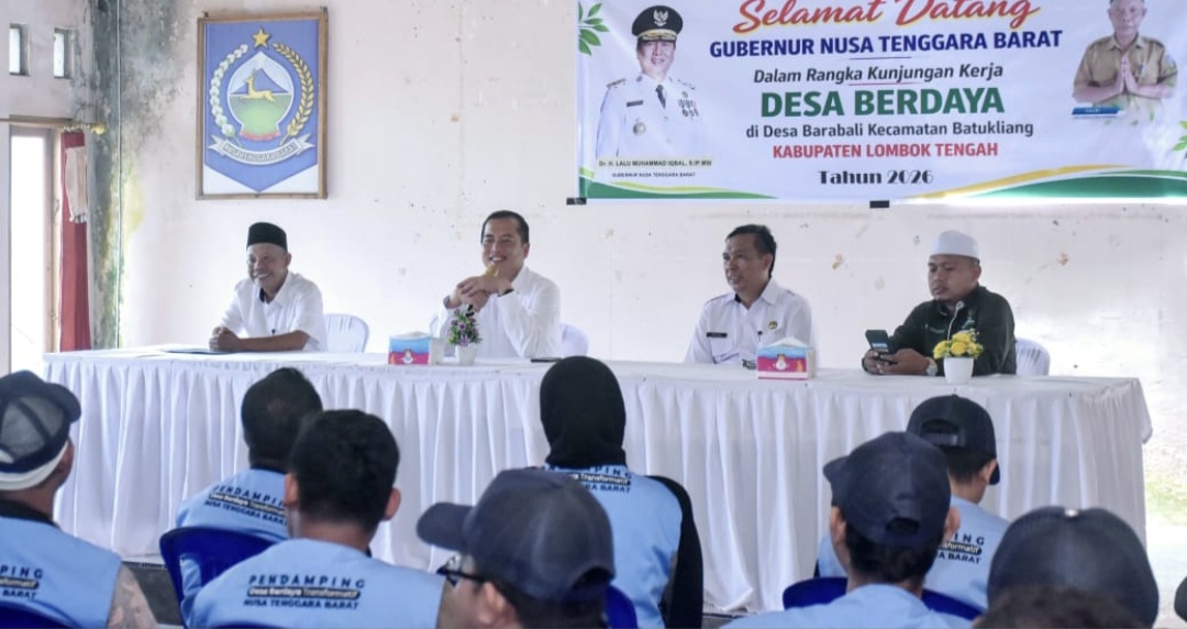 Gubernur NTB Lalu Muhamad Iqbal menyampaikan arahan kepada para pendamping Program Desa Berdaya di Aula Kantor Desa Barebali, Kecamatan Batukliang, Lombok Tengah, Rabu lalu (4/3).