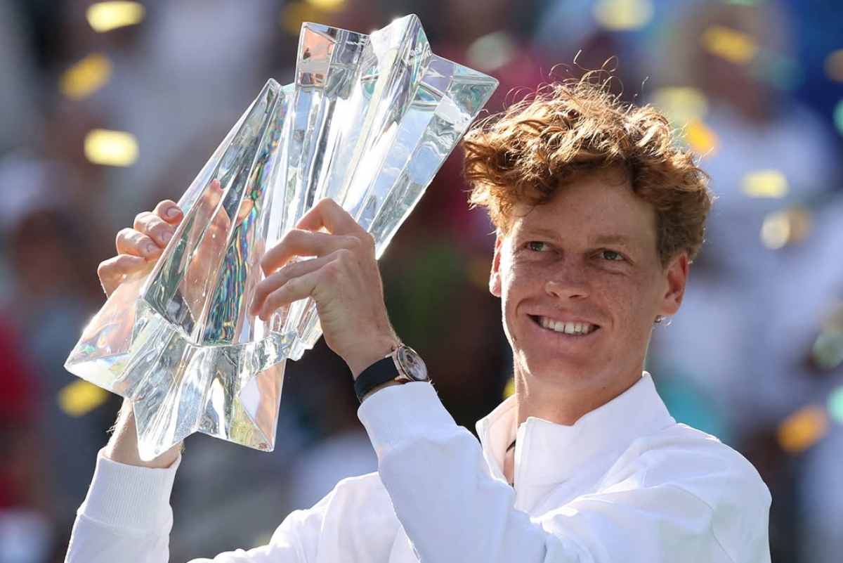Jannik Sinner juara Indian Wells 2026 usai kalahkan Daniil Medvedev. Raih enam gelar Masters 1000 lapangan keras, samai Djokovic dan Federer.