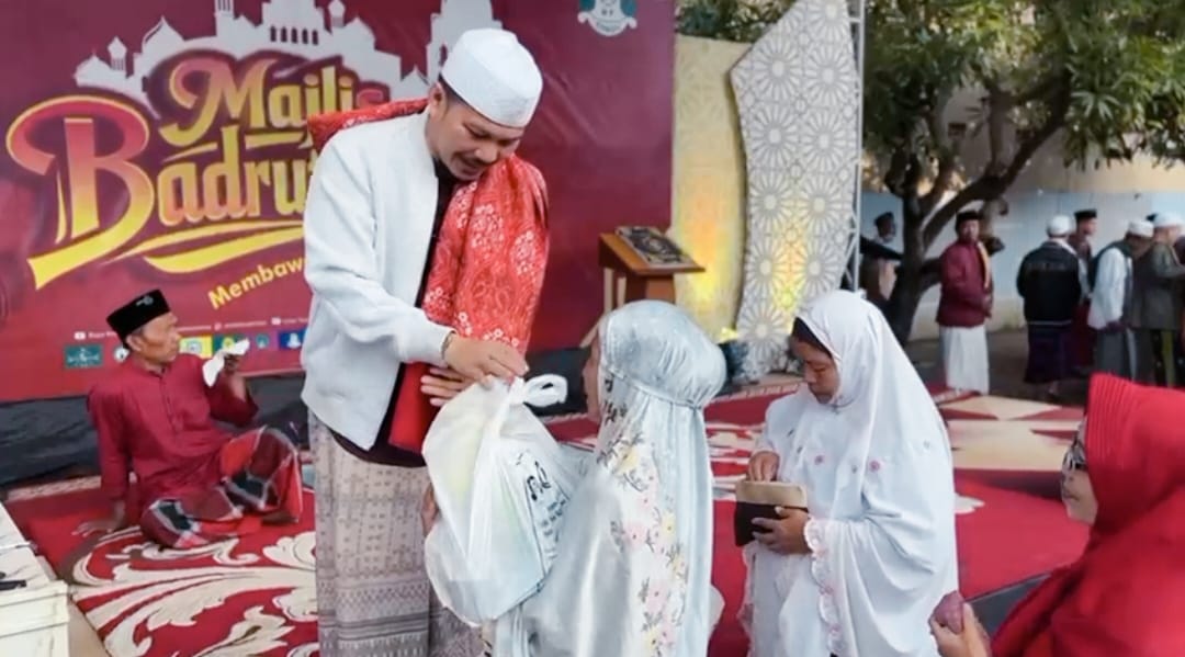 Pimpinan Pon Pes Darul Falah Pagutan Kota Mataram Buya TGH.Muammar Arafat.SH.MH saat memberikan paket sembako kepada penerima pada acara penutup Majelis Badruttamam.