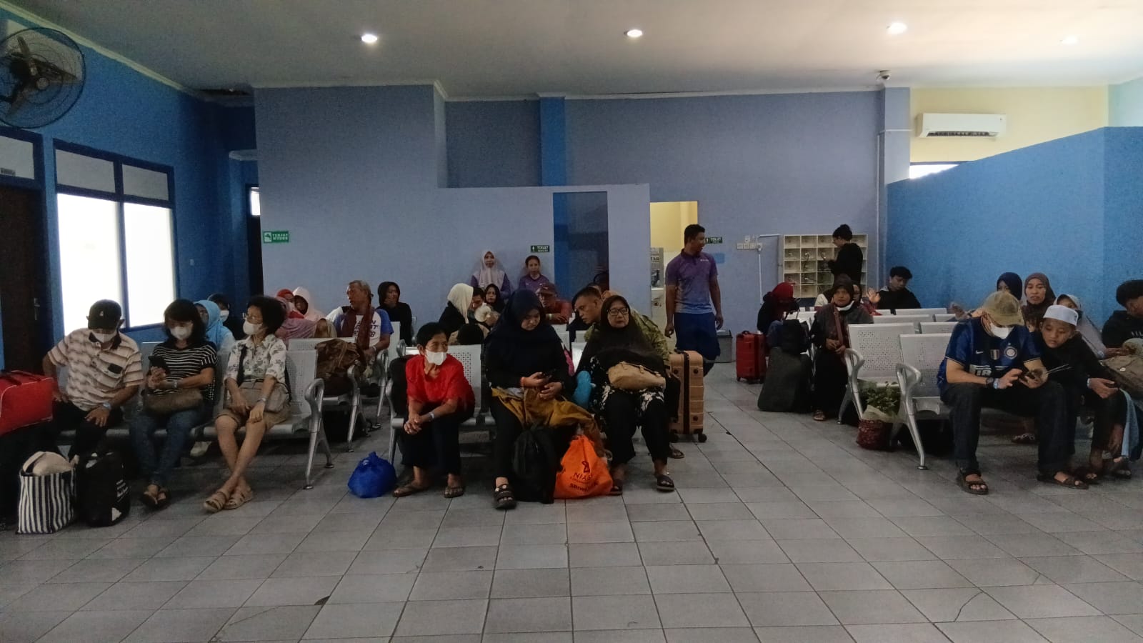 Pemudik yang akan berangkat melalui Pelabuhan Laut sedang menunggu waktu masuk kapal di Terminal Penumpang Kedaro, Pelindo Lembar.