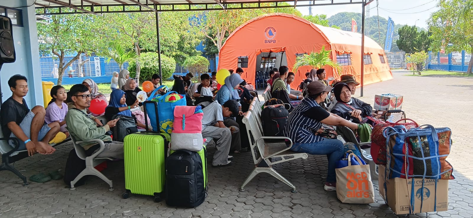 Sebanyak 460 orang pemudik diberangkatkan dari Terminal Penumpang Kedaro, Pelabuhan Lembar, ke Surabaya pada Minggu (15/3/2026). Ratusan pemudik ini ikut program mudik gratis dari Kemenhub dan DLU.