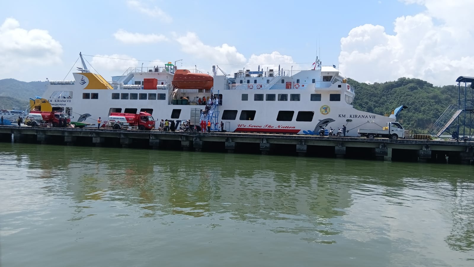 Sebuah kapal sandar di Pelabuhan Laut Lembar untuk rute Lombok-Surabaya.