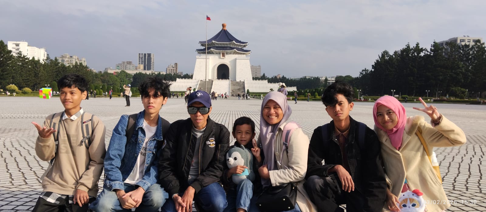 Dewi Nur'aeni Setyowati (tiga dari kanan) bersama Keluarga Menjalani Ramadan di Taiwan.