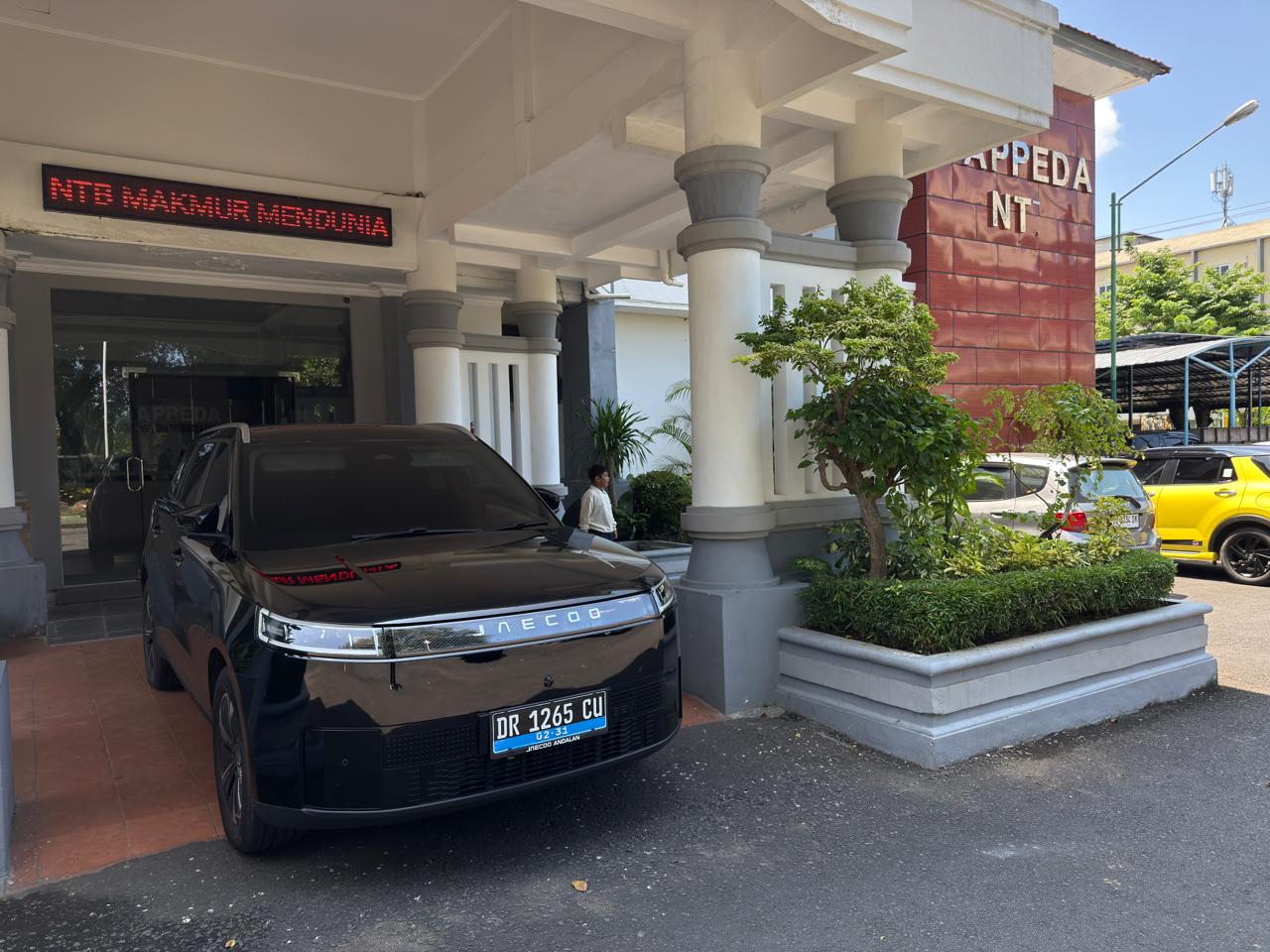 Kendaraan dinas dari mobil listrik yang digunakan oleh kepala Bappeda NTB, terparkir rapi, Senin (16/3).