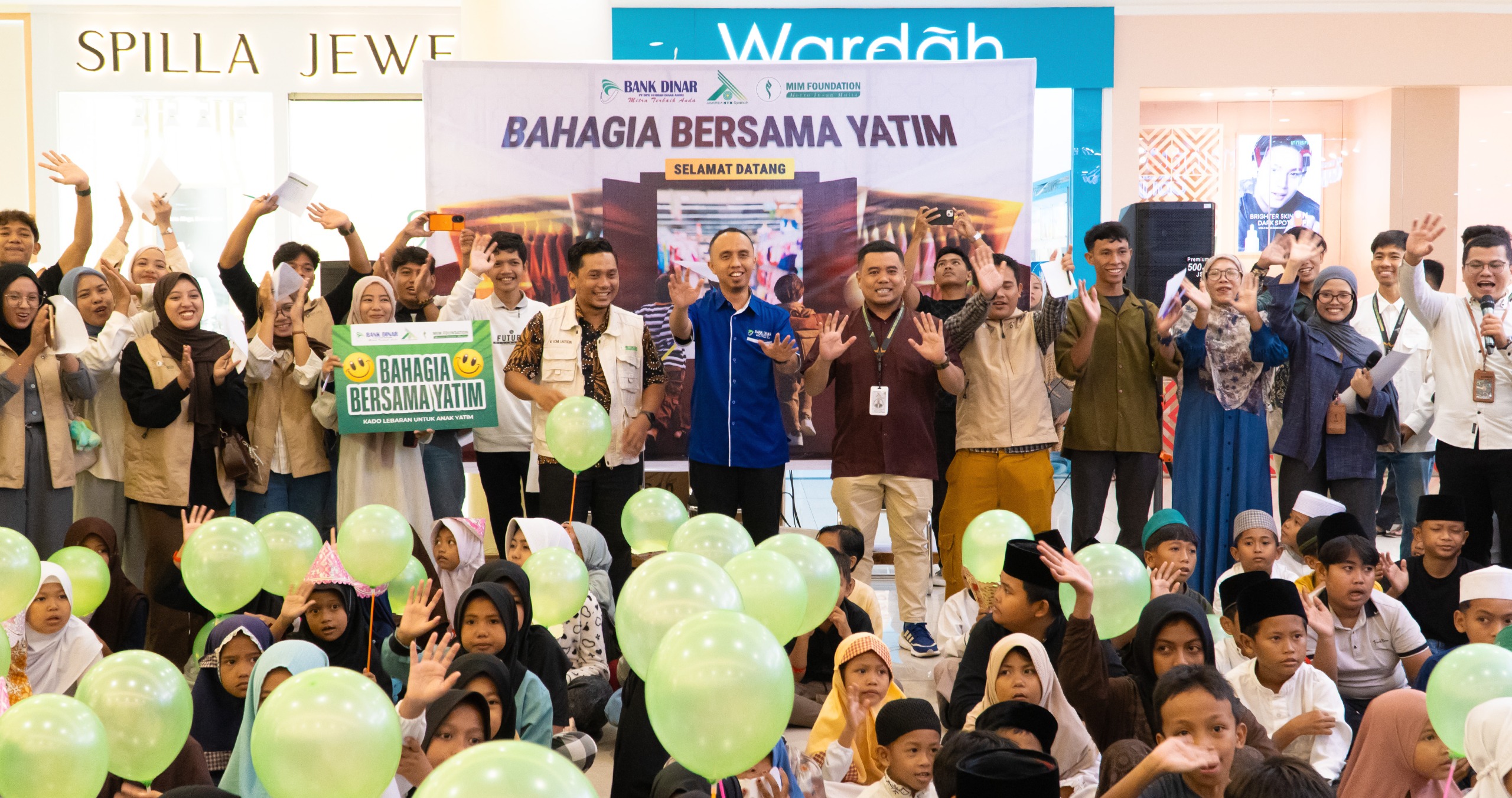 Keceriaan anak-anak yatim saat akan berbelanja kebutuhan Lebaran di Lombok Epicentrum Mall (LEM) dalam program berbagi bersama Bank Dinar, Jamkrida NTB Syariah, dan MIM Foundation.