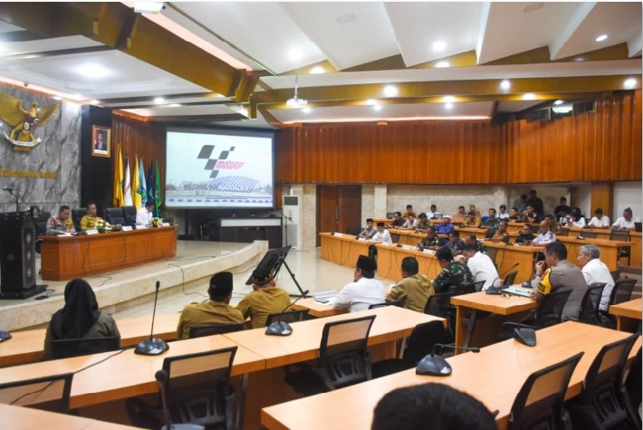 TOLERANSI: Gubernur NTB Lalu Muhamad Iqbal memimpin rapat koordinasi yang dihadiri unsur Forkopimda, pemerintah kabupaten/kota, tokoh agama, serta tokoh masyarakat di Mataram, Senin (16/3).