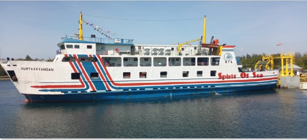 MUDIK LEBARAN: Salah satu kapal yang akan membawa para penumpang yang akan melakukan mudik dari Pulau Lombok ke Pulau Sumbawa.