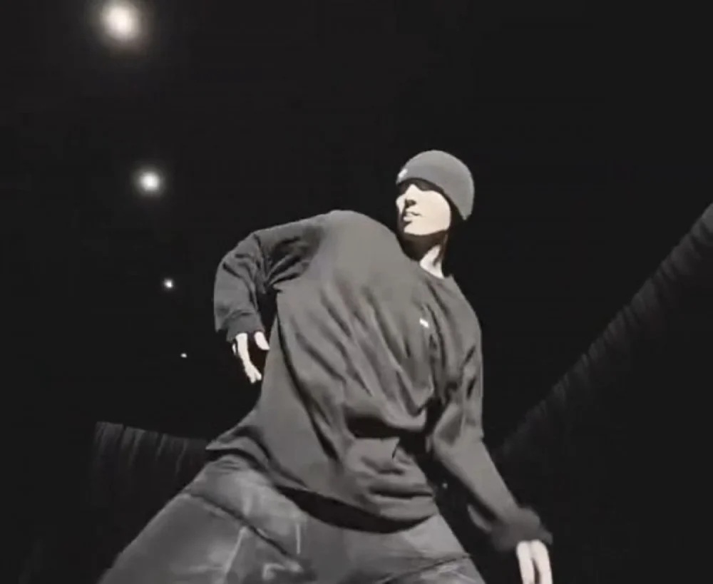 Jungkook BTS melakukan dance challenge 'Two'.
