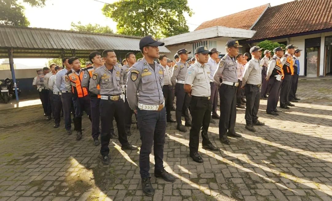 SIAGA MUDIK: Sejumlah personel Dinas Perhubungan Lombok Timur saat melakukan apel di halaman kantor Dinas Perhubungan Lotim.
