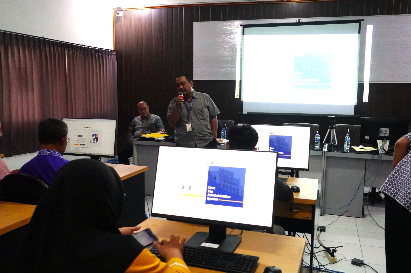 EDUKASI CORETAX: Suasana kegiatan edukasi coretax yang dilakukan DJP Nusra pada wajib pajak di salah satu instansi Pemprov NTB, beberapa waktu lalu.