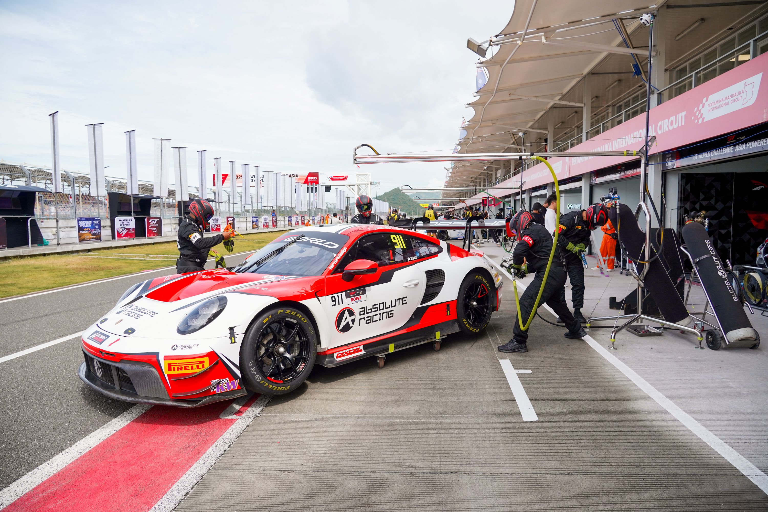KEMBALI HADIR: Kesibukan para tim dan pembalap di area paddock Sirkuit Internasional Mandalika dalam ajang GT World Challenge Asia tahun lalu.