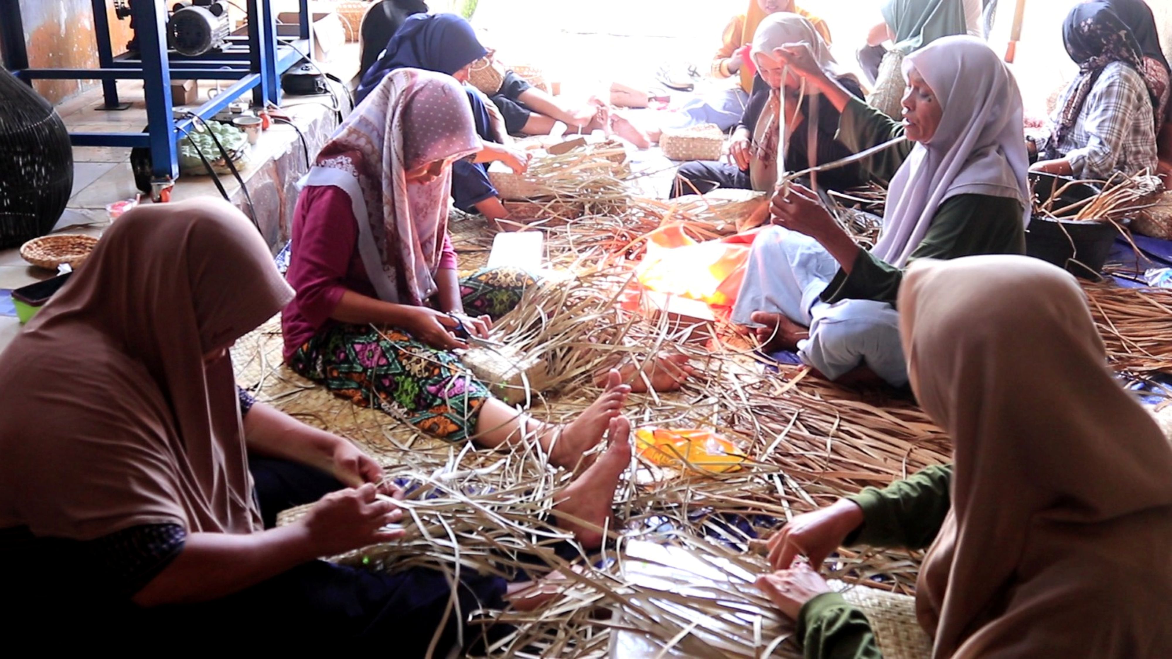 Sejumlah ibu-ibu sedang menganyam rotan dan bambu untuk dijadikan produk kerajinan anyaman di Lombok Tengah, beberapa waktu lalu.