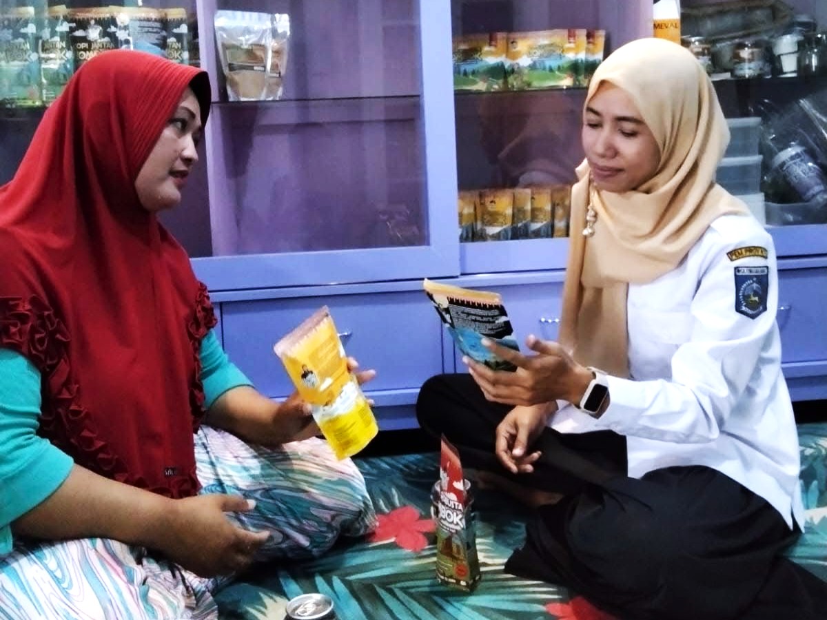 PENDAMPINGAN: Pendamping PLUT KUMKM NTB Bidang Pemasaran Yaumi Ramdhani (kanan) di rumah produksi UMKM Asyraf Coffee, beberapa waktu lalu.