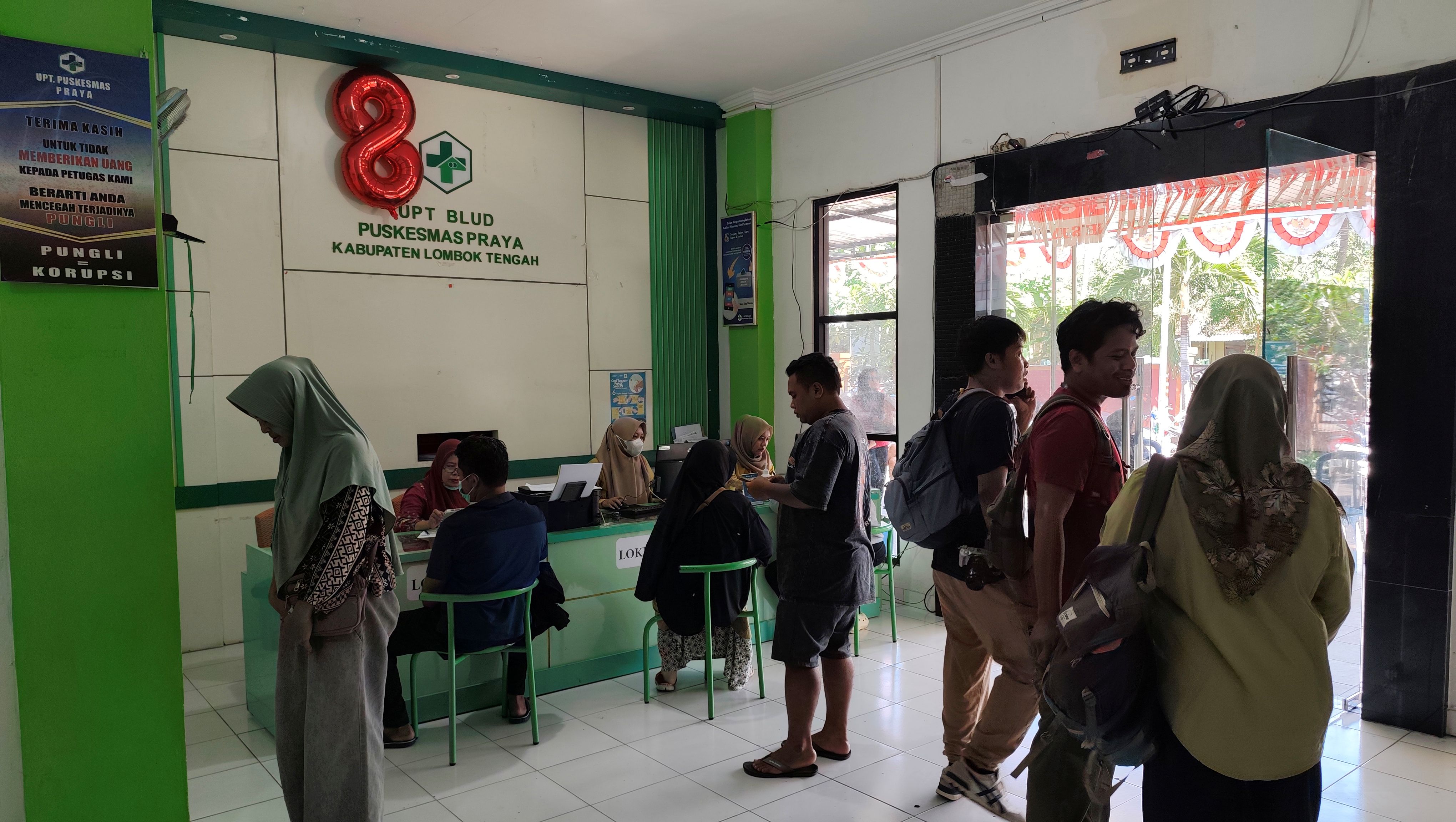 Sejumlah pengunjung berada di ruang lobi Puskesmas Praya, Lombok Tengah, beberapa waktu lalu.