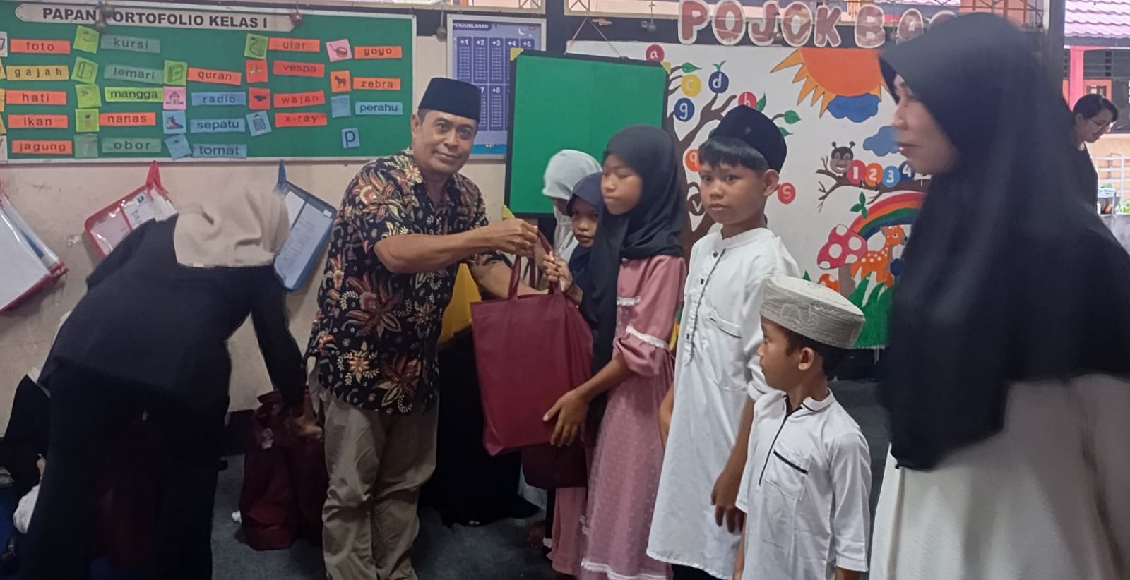 Lurah Cakranegara Timur I Gusti Agung Ngurah Oka menyalurkan bantuan kepada siswa SDN 14 Cakranegara, pekan lalu. Sekolah juga mengapresiasi siswa penghafal surah pendek.