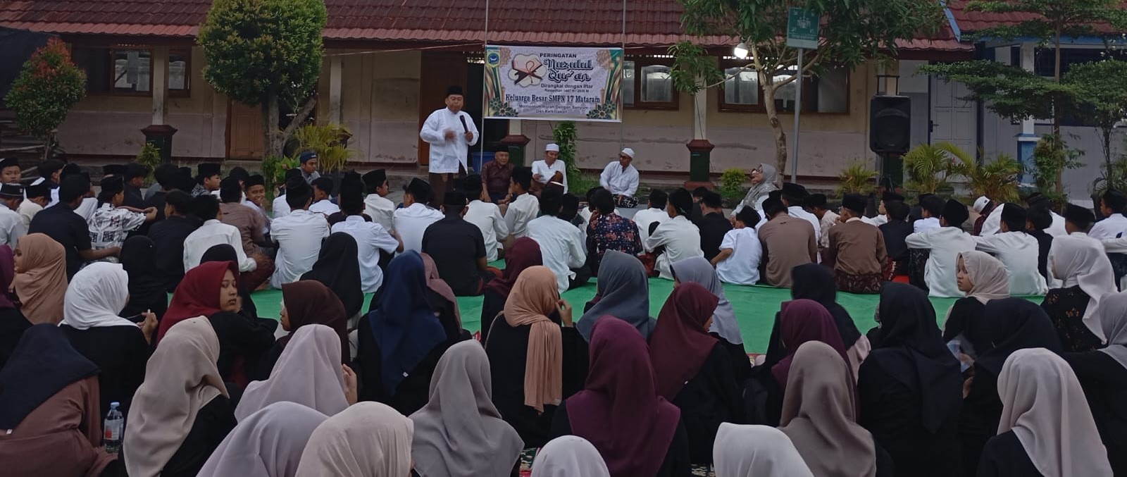 Keluarga besar SMPN 17 Mataram mendengarkan tausiah pada nuzulul quran di sekolah setempat, Sabtu lalu (14/3). Sekolah menyalurkan 121 Paket sembako saat nuzulul quran bagi warga sekitar sekolah.
