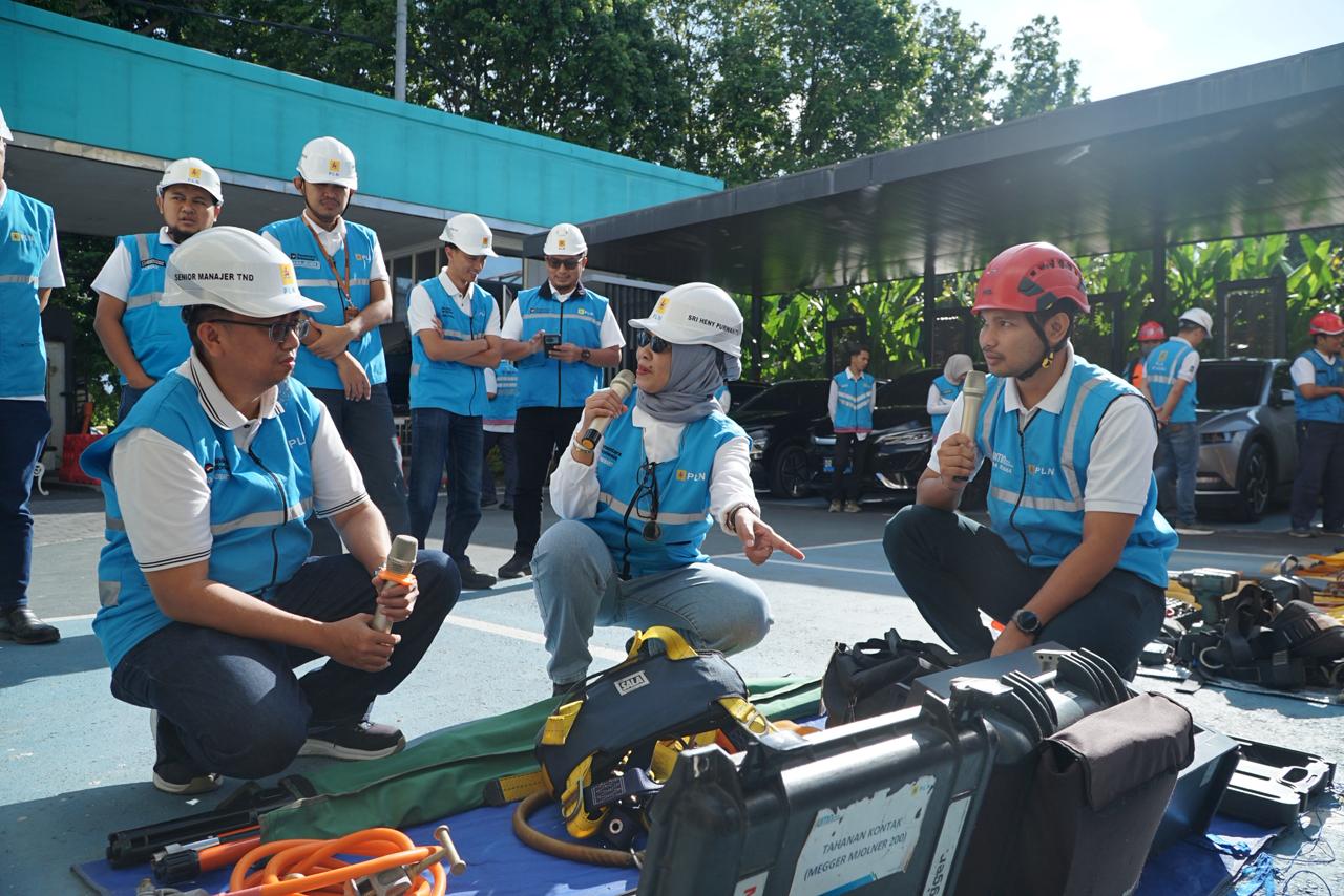 GM PLN UIW NTB Sri Heny Purwanti (UIW) mengecek peralatan operasional dalam apel kesiapsiagaan menjaga keandalan pasokan listrik agar masyarakat dapat menjalankan ibadah Ramadan hingga Idulfitri.