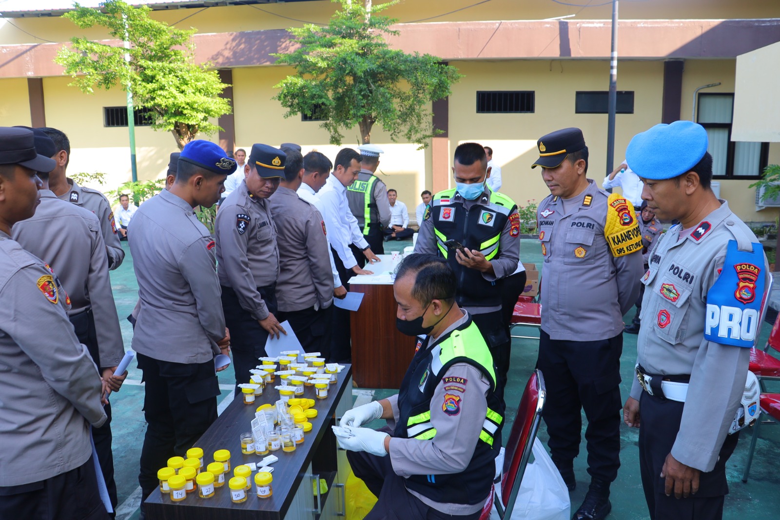 ANTISIPASI NARKOBA: Suasana pemeriksaan urine bagi seluruh personel Polres Lombok Utara Senin  (16/3)