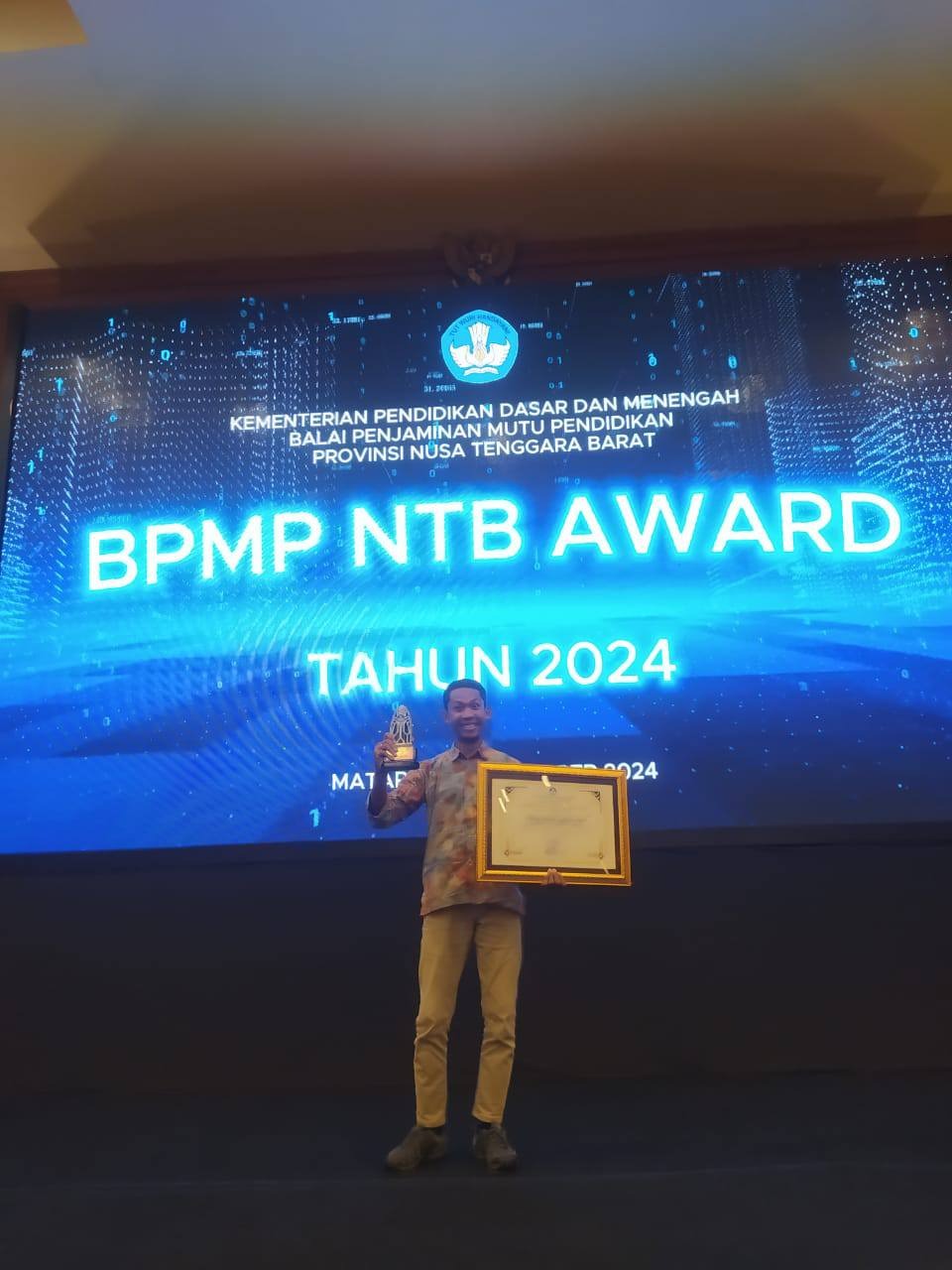 PENGHARGAAN LITERASI: Lalu Abdul Fatah saat menerima penghargaan dari Balai Penjaminan Mutu Pendidikan (BPMP) sebagai Komunitas Peduli Pendidikan Dedikatif dalam mendorong transformasi pendidikan