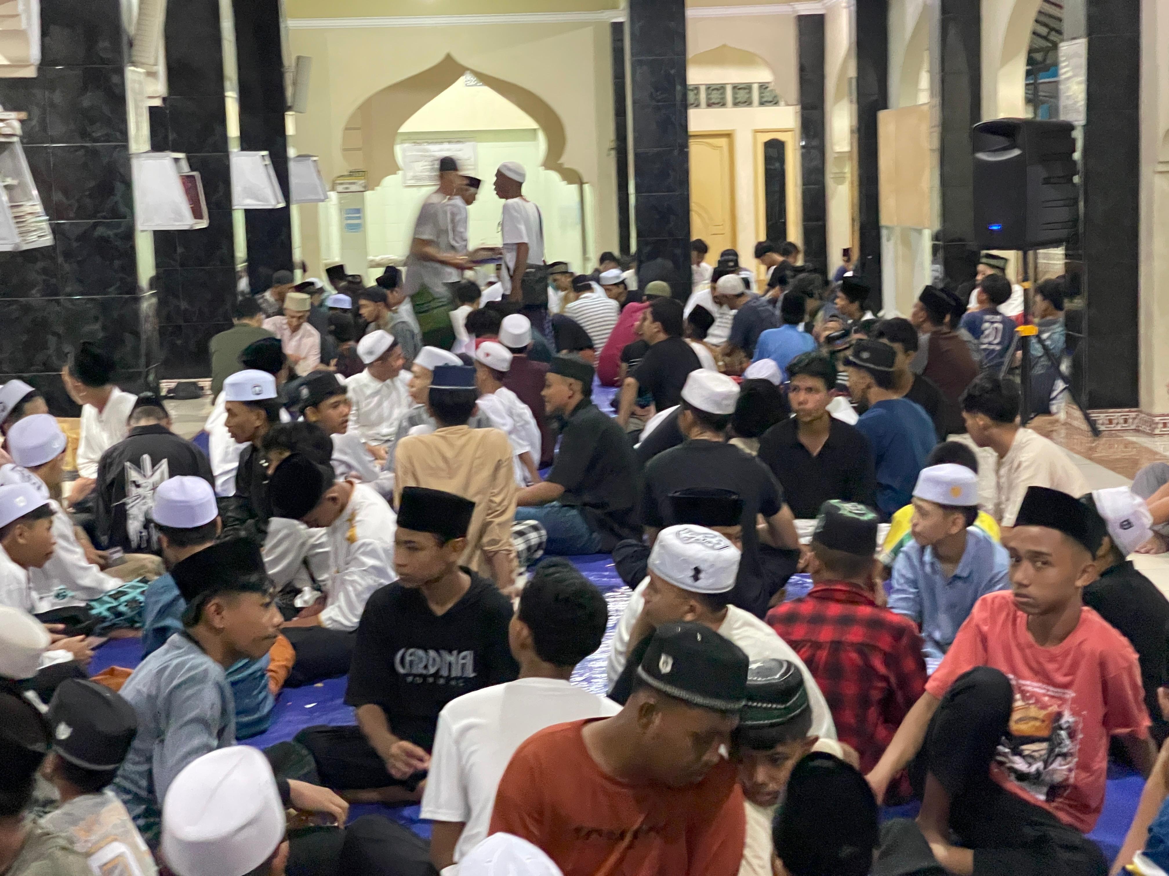 Jamaah yang hadir mencapai ratusan orang yang terdiri atas lintas tokoh, pemuda, dan anak-anak. 