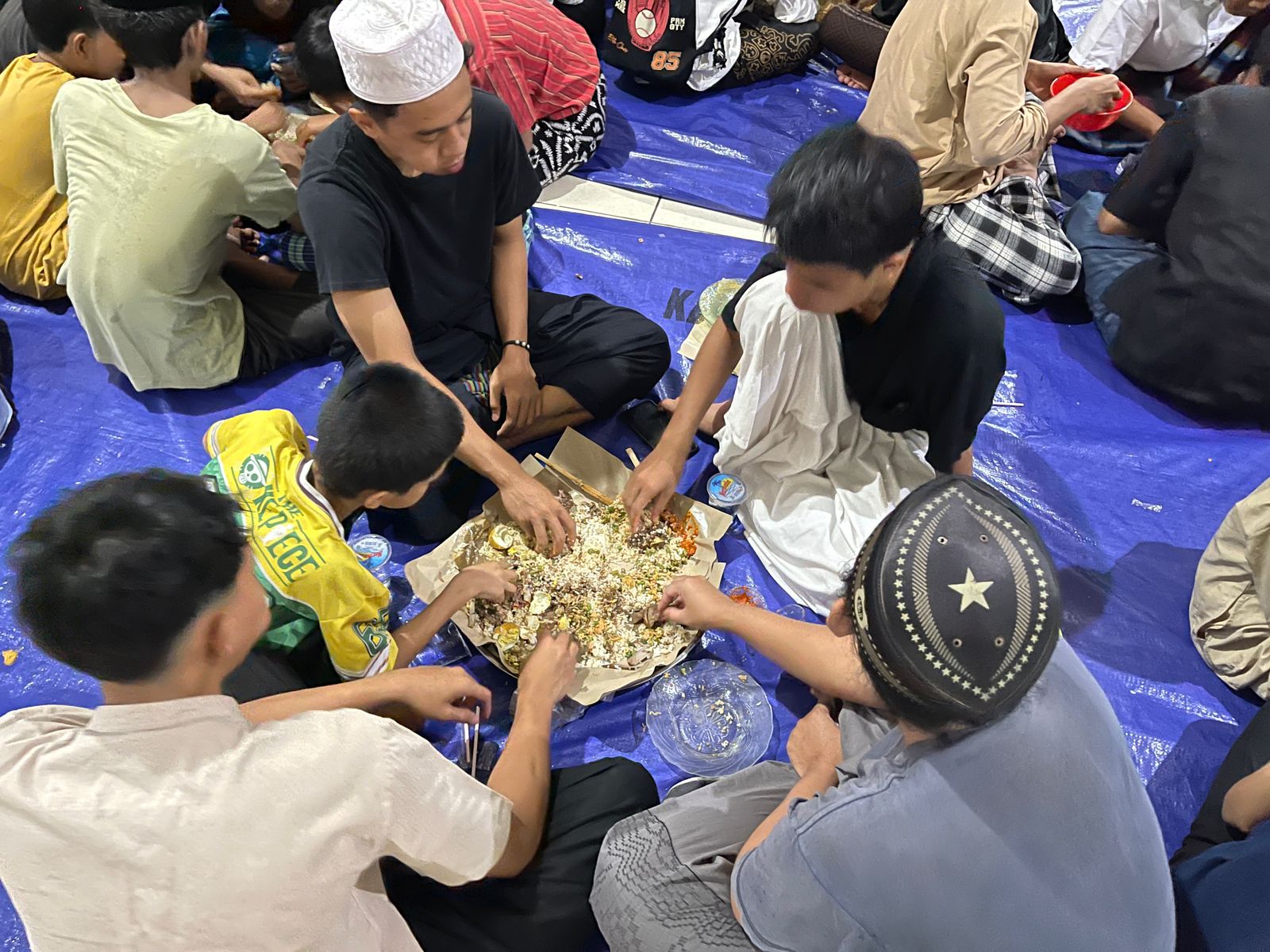 Anak-anak yang merasakan hangatnya kebersamaan dengan menikmati santapan gibungan yang disiapkan panitia. 