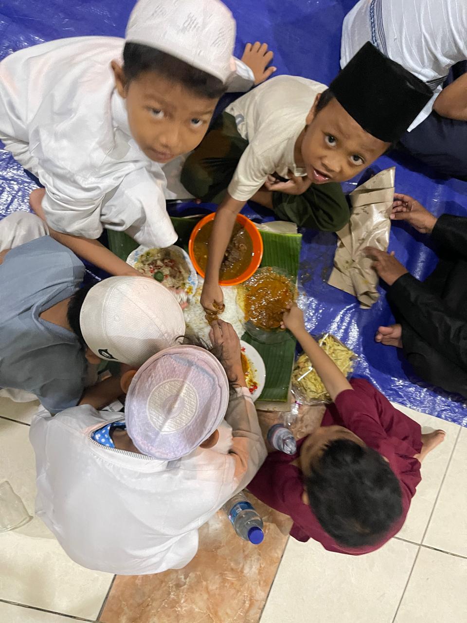 Anak-anak menyantap dengan lahap gibungan yang disiapkan panitia Nuzulul Qur'an Masjid Qubbatul Islam, Karang Taliwang, Kota Mataram.  