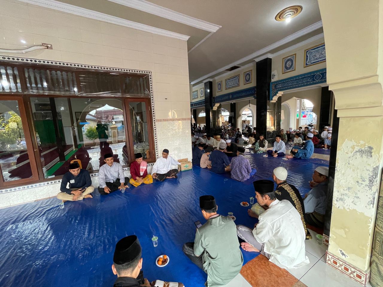 Jamaah menggelar zikir dan doa sebelum menikmati buka puasa dan santap gibungan. 