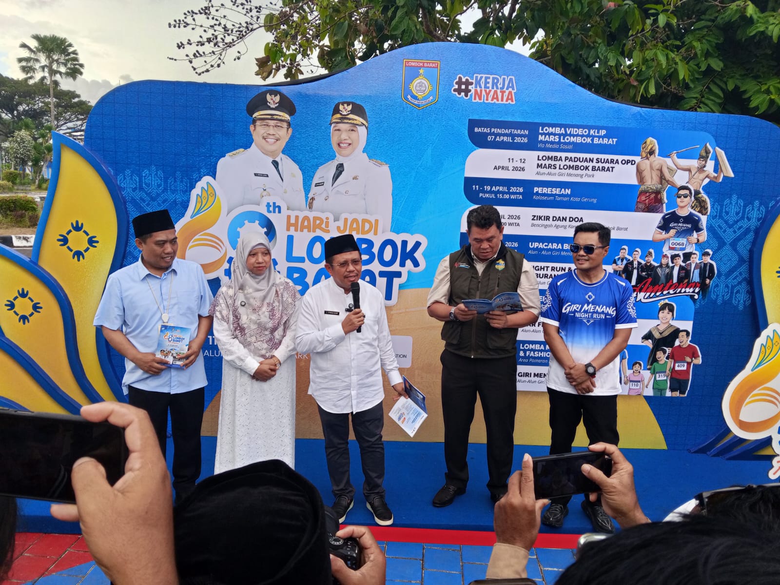SEMARAK: Bupati Lombok Barat Lalu Ahmad Zaini bersama Wabup Nurul Adha saat membuka Kick Off HUT ke-68 Lobar di Plaza Bundaran GMS, Selasa (17/3).