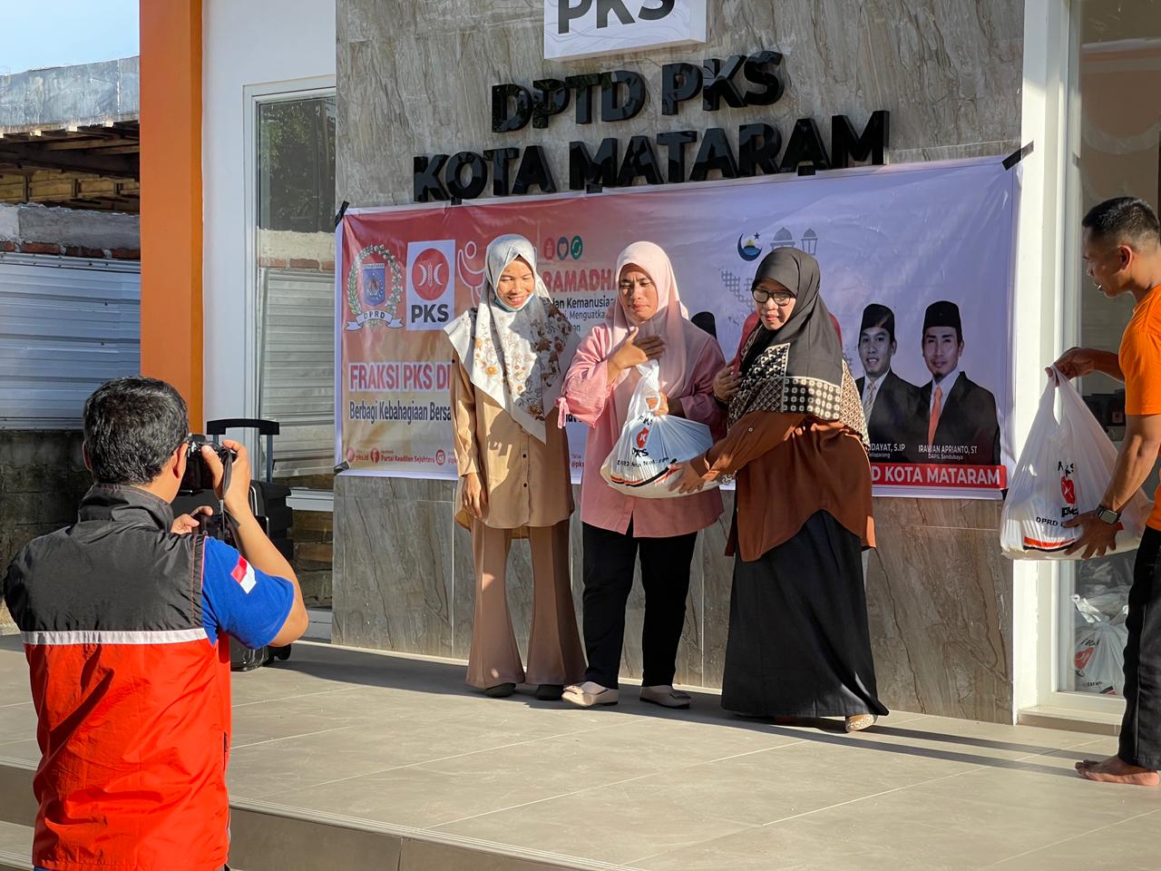 Ketua DPD PKS Kota Mataram Hj Istiningsih secara simbolik menyerahkan bantuan. 
